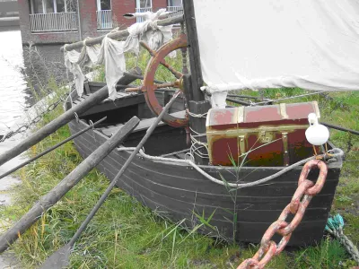 Houten boot / scheepswrak