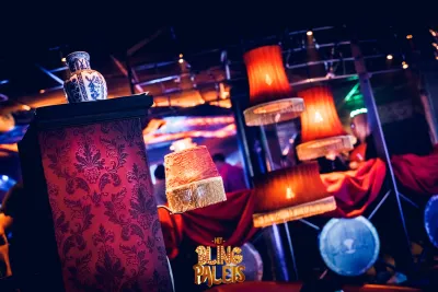 Moulin rouge palen met verlichting