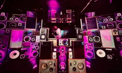 Speaker wand - Tunnel - Photo/DJ-booth