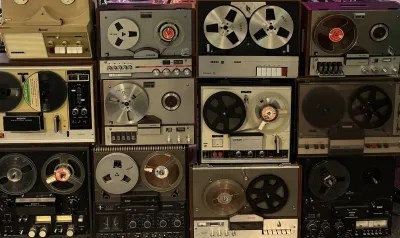 Vintage Bandrecorder DJ Booth